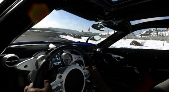 I Driveclub VR finns ingen knapp för att kolla i backspegeln...